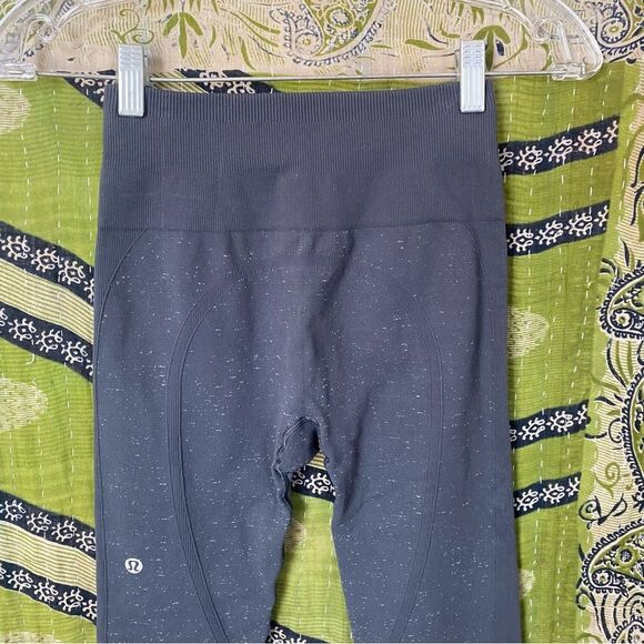 Lululemon Blue Tied/ White Free To Flow 7/8 Tight Size 2 - Picture 11 of 15